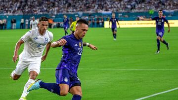 Miami (United States), 23/09/2022.- Lautaro Martinez (2-L) of Argentina in action against Raul Marcelo Santos (L) of Honduras during the International Friendly soccer match between Argentina and Honduras at the Hard Rock Stadium in Miami, Florida, USA, 23 September 2022. (Futbol, Amistoso, Estados Unidos) EFE/EPA/CRISTOBAL HERRERA-ULASHKEVICH
