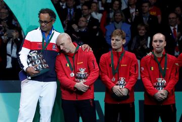 El capitán de la selección francesa de tenis en la Copa Davis Yannick Noah consuela a su homólogo belga Johan van Herck durante la entrega de medallas tras la final de la Copa Davis. Francia ganó 3-2 a Bélgica.