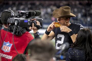 El pateador de Las Vegas Raiders, Daniel Carlson, celebra el triunfo de su equipo sobre los Dallas Cowboys con un sombrero texano y mordiendo ante las cámaras un tradicional muslo de pavo en el Día de Acción de Gracias. Los Raiders necesitaron el tiempo extra para imponerse 36-33 a los Cowboys en el AT&T Stadium de Arlington (Texas).