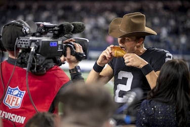 El pateador de Las Vegas Raiders, Daniel Carlson, celebra el triunfo de su equipo sobre los Dallas Cowboys con un sombrero texano y mordiendo ante las cámaras un tradicional muslo de pavo en el Día de Acción de Gracias. Los Raiders necesitaron el tiempo extra para imponerse 36-33 a los Cowboys en el AT&T Stadium de Arlington (Texas).