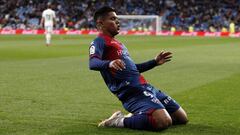 Juan Camilo &#039;Cucho&#039; Hern&aacute;ndez celebrando su gol con Huesca ante Real Madrid por LaLiga.