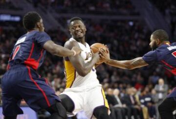 Julius Randle se defiende ante Reggie Jackson y Marcus Morris.