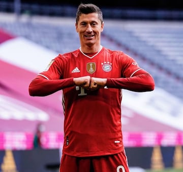 Serio, concentrado, aunque a veces con esa sonrisa inconfundible se suele mostrar Robert Lewandowski en el terreno de juego. Sin embargo, el polaco también suele mostrarse más relajado en redes sociales, donde ya acumula más de 4 millones de seguidores con vídeos que muchos no se imaginarían que grabase. 