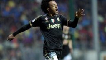 Juan Guillermo Cuadrado celebra su gol en el triunfo ante Frosinone el &uacute;ltimo fin de semana. Juventus lleg&oacute; a 14 victorias consecutivas en Serie A