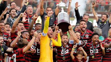 El Flamengo levanta la Copa Libertadores de América.