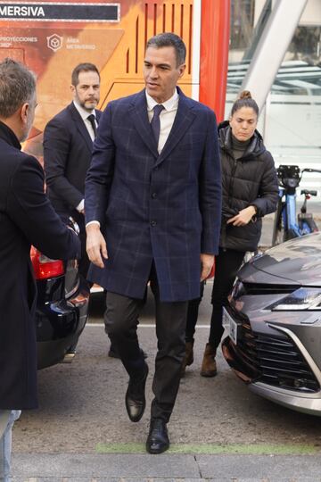 Pedro Sánchez a la salida de la capilla ardiente Concha Velasco en el Teatro de La Latina.