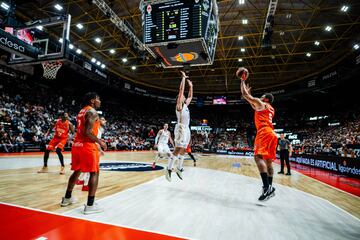 Justin Anderson lanza mientras Sergi Llull trata de molestarle.
 