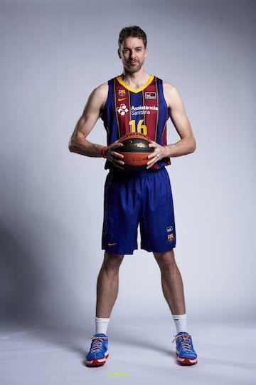El debut de Pau Gasol con el FC Barcelona Baloncesto est芍 m芍s cerca que nunca. El p赤vot ha realizado la sesi車n de fotos oficiales con la camiseta del club blaugrana.