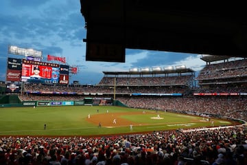 Dodgers mueven a Machado a tercera base por necesidad