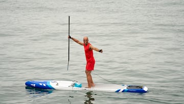 Borja Ortiz en la tabla de Paddle surf cuando vine de Bilbao a Santander