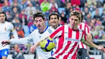 <b>DECISIVO. </b>Muniain, con Arizmendi a la espalda, en la jugada del 0-1: con un giro burló al zaragocista y le puso en la frente a San José el remate que acabaría en gol.