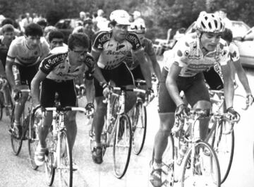 Las primeras conquistas del Tour de Francia por parte de Indurain van muy ligadas a la figura de Claudio Chiappucci. El ‘Diablo’, uno de los mejores escaladores de su generación, siempre apretó las clavijas al navarro, aunque nunca pudo derrotarle en la clasificación general. Pero jamás le apretó tanto como la etapa con final en Sestriere de la edición de 1992. Con pocas opciones de remontada ante la solidez de Indurain, el italiano planteó una jornada al ataque casi suicida, ya que atacó cuando restaban 184 km para línea de meta, de una etapa tremenda de 254 km. Pese a la agonía final, Chiappucci lo consiguió casi todo ante su gente: coronó todos los puertos del día en cabeza, soltó a todos sus compañeros de fuga y ganó la etapa en solitario. Lo único que no pudo lograr fue vestirse de amarillo, ya que Indurain pudo salvar el liderato para coronarse en París.