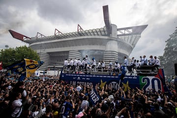 Miles de aficionados del Inter de Mil¨¢n acompa?an al autob¨²s descapotado del equipo con los flamantes campeones junto al estadio de San Siro. El conjunto italiano celebr¨® a lo grande su vig¨¦simo Scudetto, recibiendo un ba?o de multitudes tanto en el estadio como a lo largo de las principales calles de la ciudad italiana.