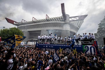 Miles de aficionados del Inter de Milán acompañan al autobús descapotado del equipo con los flamantes campeones junto al estadio de San Siro. El conjunto italiano celebró a lo grande su vigésimo Scudetto, recibiendo un baño de multitudes tanto en el estadio como a lo largo de las principales calles de la ciudad italiana. 
