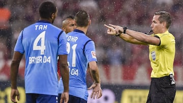 El árbitro Tobias Stieler marca un penalti de Aránguiz a Lewandowski con la ayuda del VAR en el Bayern-Leverkusen.