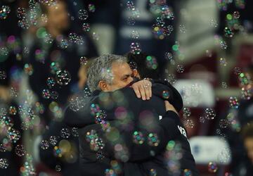 Abrazo entre Mourinho y Álvaro Arbeloa.