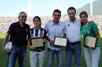 Natalia Gómez Junco en un homenaje en el antiguo Estadio Tecnológico.