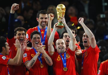 Con 'La Roja' consiguió levantar el Campeonato de Europa en 2008 y 2012, y el Mundial de Sudáfrica de 2010.