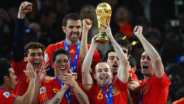 Con 'La Roja' consiguió levantar el Campeonato de Europa en (2008 y 2012) y el Mundial de Sudáfrica de 2010.