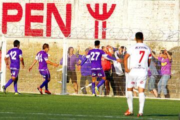 Deportes Concepción y Naval han sido locales en Primera B, en el renovado estadio Municipal de Hualpen, el cual tiene a los hinchas a sólo una pequeña reja de distancia.