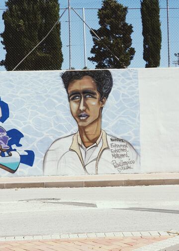 Precisamente otro nadador, Enhamed Enhamed, tiene su propio mural en la localidad murciana de Alcantarilla. El canario, que sue?a con los Juegos Paral¨ªmpicos de Tokio, descubri¨® su graffiti a finales del mes de abril, de forma casual y con Twitter como gran aliado. ¡°Pasear con mis hijas por los alrededores de casa y encontrarte con la cara de Enhamed en el polideportivo¡±, escribi¨® Ra¨²l D¨ªaz (portero de la Selecci¨®n de F¨²tbol 5 de ciegos y ganador de un bronce en Londres 2012), citando al nadador que no sal¨ªa de su asombro con la noticia: ¡°?Qu¨¦ quer¨¦is que os diga? Me parece alucinante. No he resistido la tentaci¨®n de poner la foto en mi perfil¡¡±. Adem¨¢s, en las calles del municipio, lucen otras pinturas con diferentes escenas de deportes paral¨ªmpicos. Todo un ejemplo de inclusi¨®n.