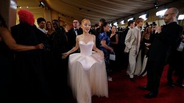 Ariana Grande rocks a pink peplum look on the Oscar’s red carpet. See it here.