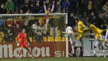 GOL DE ORO. Oriol Riera se impone en el salto para hacer el 3-2 y darle el triunfo al Alcorc&oacute;n.