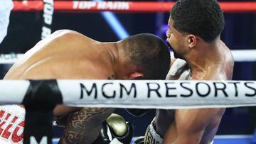 Shakur Stevenson golpea a F&eacute;lix Caraballo durante su combate.