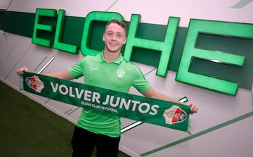 El último día de mercado salió cedido al Elche. Titular contra el Valladolid, solo pudo aguantar 33 minutos por una rotura miotendinosa en el sóleo derecho. Las lesiones han sido uno de sus grandes enemigos en su carrera desde aquel debut con gol en el primer equipo del Atlético. Tiene 24 años y Fuenlabrada, Leganés y Tenerife fueron sus cesiones previas antes de llegar al Elche. No ha podido llegar a explotar como goleador.  