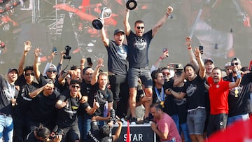 Jugadores de Atlas celebran junto a sus aficionados el bicampeonato del fútbol mexicano del Torneo Clausura 2022 de la Liga MX, hoy en la glorieta de los Niños Héroes de la ciudad de Guadalajara, estado de Jalisco (México). EFE/ Francisco Guasco