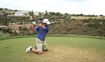 El golfista español Jorge Campillo pega un golpe arrodillado durante su ronda de práctica en el Aphrodite Hills Resort de Pafos, Chipre, donde arranca un torneo del European Tour por segunda semana consecutiva. El español fue el último ganador en el circuito antes de la pandemia que ha obligado a llevar dos torneos al país mediterráneo.