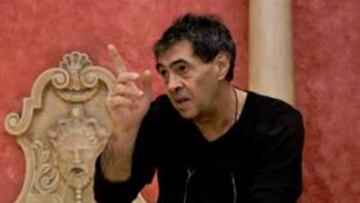 <b>VISITA. </b>Rubén Cano y Del Bosque charlan de fútbol, ayer en la concentración de España en Buenos Aires.