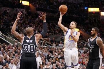Stephen Curry lanza ante David West.