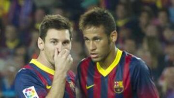 Messi y Neymar, conversan durante un partido. 