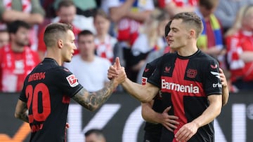 Bayer Leverkusen's Spanish defender #20 Alejandro Grimaldo (L) celebrates scoring the 2-0 goal with his teammates during the German first division Bundesliga football match Mainz 05 v Bayer 04 Leverkusen in Mainz, western Germany, on September 30, 2023. (Photo by Daniel ROLAND / AFP) / RESTRICTIONS: DFL REGULATIONS PROHIBIT ANY USE OF PHOTOGRAPHS AS IMAGE SEQUENCES AND/OR QUASI-VIDEO