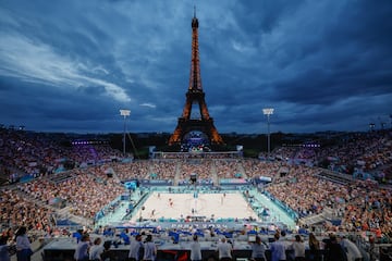 Espectacular el voley playa ante la Torre Eiffel.
