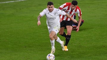 BILBAO, SPAIN - DECEMBER 18: Javi Galan of Huesca runs with the ball during the La Liga Santander match between Athletic Club and SD Huesca at Estadio de San Mames on December 18, 2020 in Bilbao, Spain. (Photo by Alex Caparros/Getty Images)