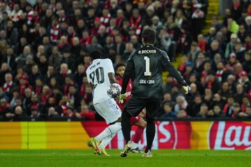 2-2. Error de Allison Becker. El portero busca despejar, Vinicius presiona, y el bal¨®n sale rebotado de la pierna delantero brasile?o al fondo de la porter¨ªa 'reds'.