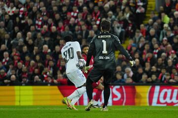 2-2. Error de Allison Becker. El portero busca despejar, Vinicius presiona, y el balón sale rebotado de la pierna delantero brasileño al fondo de la portería 'reds'.