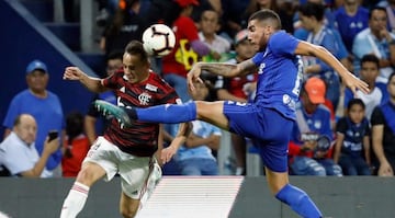 Vega, en medio de un Emelec-Flamengo.