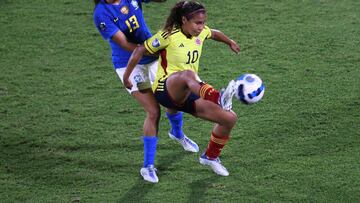 Soccer Football - Women's Copa America - Final - Colombia v Brazil - Estadio Alfonso Lopez, Bucaramanga, Colombia - July 30, 2022 Colombia's Leicy Santos in action with Brazil's Antonia REUTERS/Luisa Gonzalez