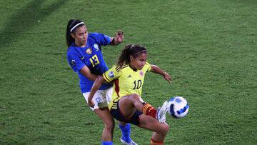 Soccer Football - Women's Copa America - Final - Colombia v Brazil - Estadio Alfonso Lopez, Bucaramanga, Colombia - July 30, 2022 Colombia's Leicy Santos in action with Brazil's Antonia REUTERS/Luisa Gonzalez