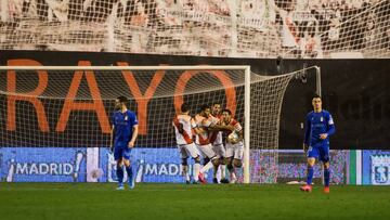 Ulloa celebra el 1-1 desde el punto de penalti.