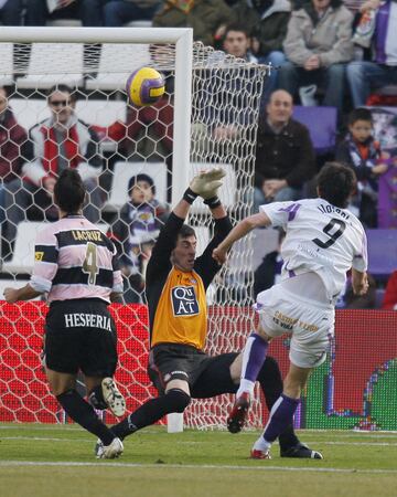 Lo marcó Joseba Llorente para el Valladolid contra el Espanyol en el Nuevo Zorrilla, el 20 de enero de 2008. Sólo necesitó 7.3 segundos desde el saque inicial. Seis años más tarde (el 27 de marzo de 2014) el maliense Seydou Keita estuvo muy cerca de arrebatarle ese récord a Llorente (marcó a los 7.6 segundos en un Almería-Valencia).