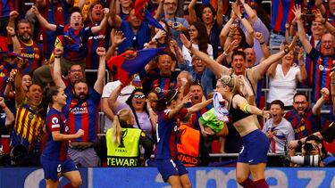 Soccer Football - Women's Champions League - Final - FC Barcelona v Olympique Lyonnais - San Mames, Bilbao, Spain - May 25, 2024 FC Barcelona's Alexia Putellas celebrates scoring their second goal with Aitana Bonmati and Claudia Pina REUTERS/Susana Vera