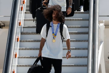 Marc Cucurella bajando las escaleras del avión a la llegada a Madrid. 