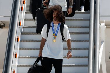 Marc Cucurella bajando las escaleras del avión a la llegada a Madrid. 