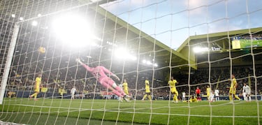 El jugador del Real Madrid, Kylian Mbappé, marca el 1-2 al Villarreal. 