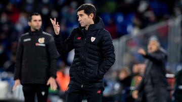 Marcelino Garc&iacute;a Toral en la banda del Athletic.