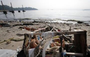 La ciudad de Río de Janeiro continúa recibiendo las críticas a nivel local y en el extranjero por el estado en el que se encuentran las aguas donde se tiene previsto realizar las competiciones como la maratón de natación, vela y los eventos de triatlón de los Juegos Olímpicos de 2016. Sin tratamiento de aguas residuales y llenas basura las playas de Copacabana y la Bahía de Guanabara, se encuentran en un estado desastroso